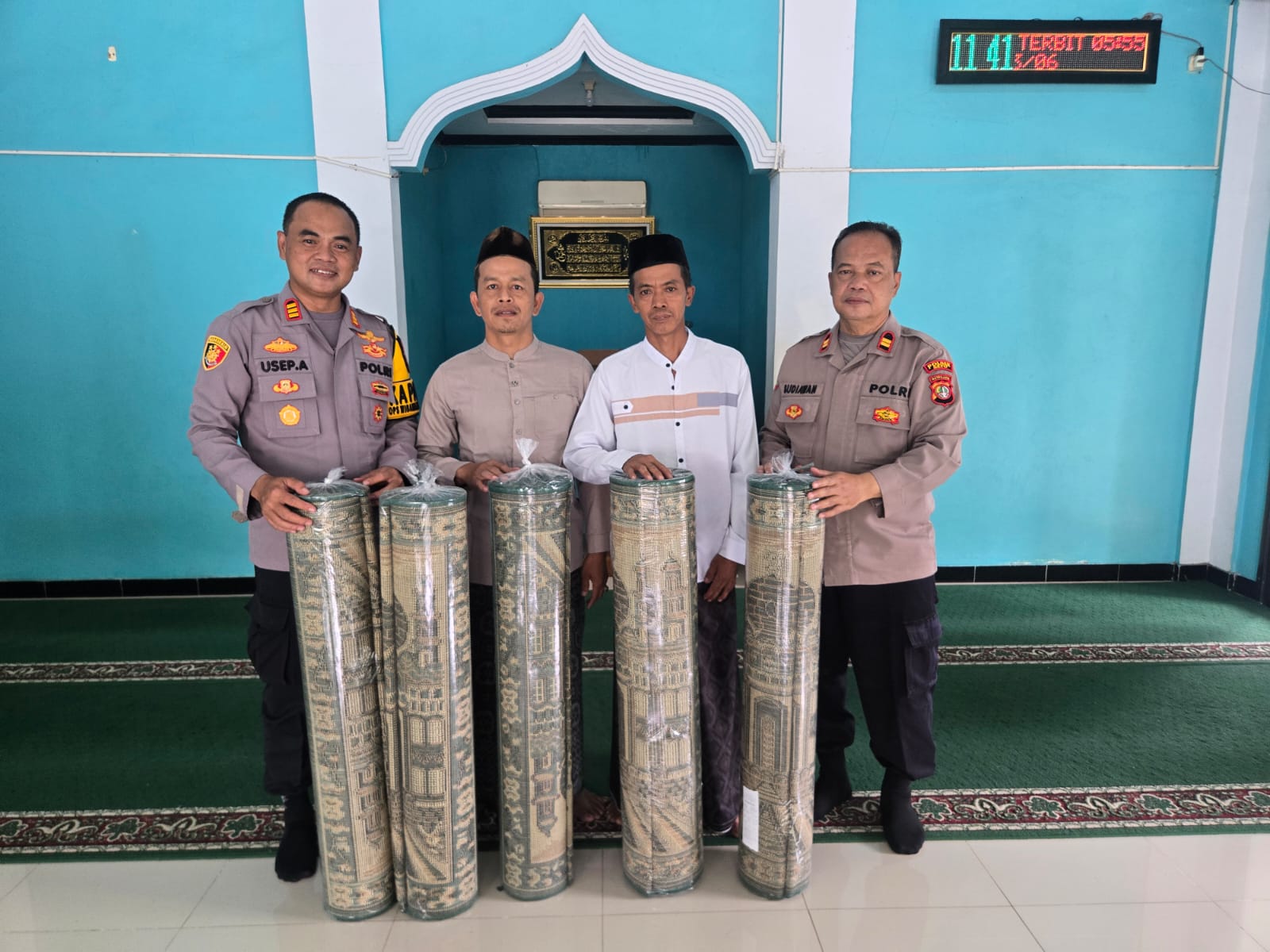 Polsek Setu Gelar Bakti Religi, Salurkan Karpet untuk Musolah Nurul Iman