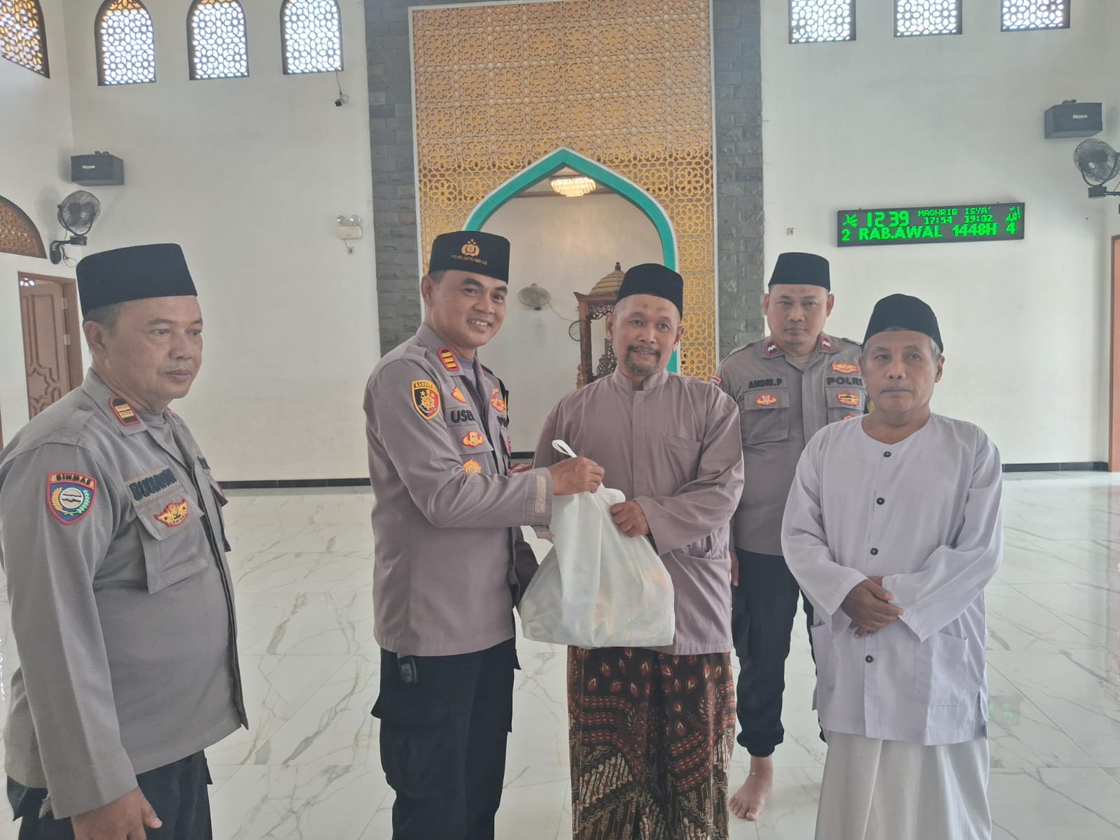 Safari Jumat, Kapolsek Setu Pererat Silaturahmi dengan Warga dan Tokoh Agama